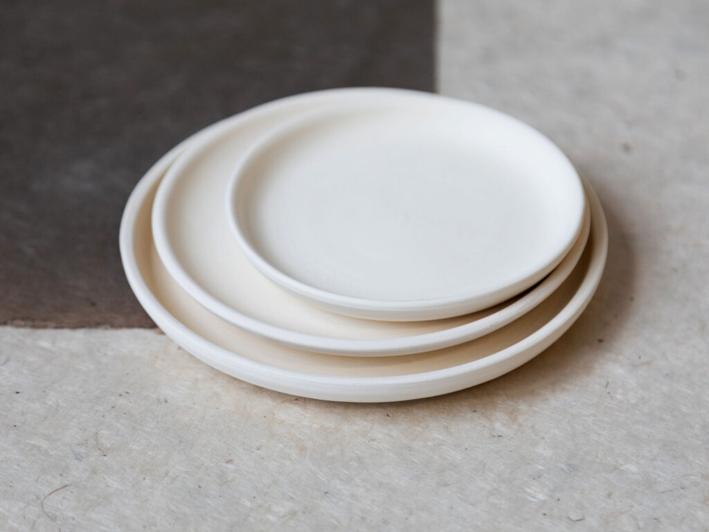 Assiettes en céramique décorées, réalisées à l'Atelier Looping