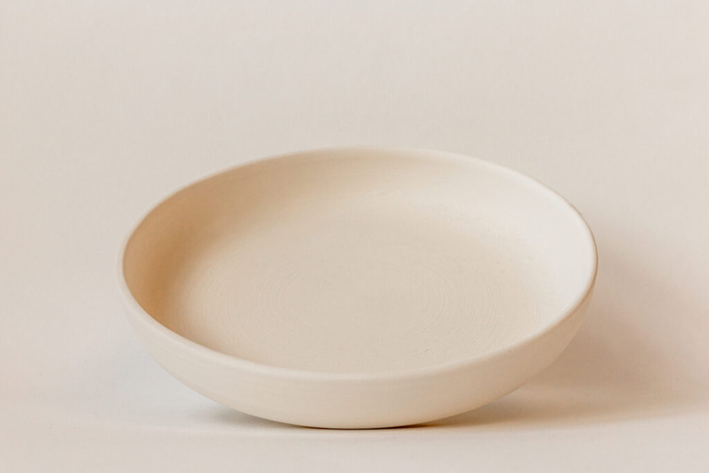 Assiette creuse en céramique décorée