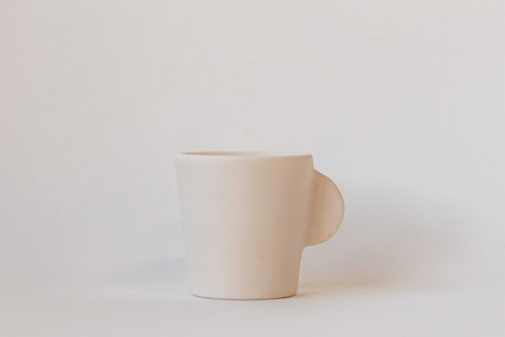 Tasse en céramique avec anse, réalisée à l'Atelier Looping